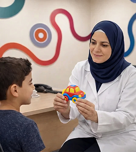 الأخصائية اماني الهيموني في جلسة سمع ونطق مركز قوقة